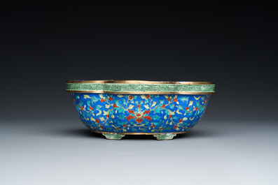 Jardini&egrave;re en &eacute;maux de Canton &agrave; fond bleu, Chine, Qianlong