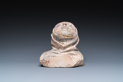 Fragment de corbeau en pierre sculpt&eacute;e figurant une t&ecirc;te de sainte aux traces de polychromie, Pays-Bas, 15&egrave;me