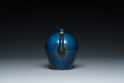 Een Chinese monochrome blauwe theepot met een rat als handvat, Transitie periode