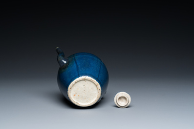 Een Chinese monochrome blauwe theepot met een rat als handvat, Transitie periode