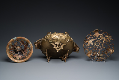 Een grote opengewerkte Chinese bronzen gedekselde wierookbrander op sokkel, 19e eeuw