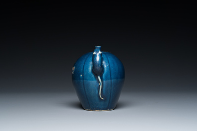 Een Chinese monochrome blauwe theepot met een rat als handvat, Transitie periode