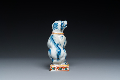 Un chien assis sur son base en fa&iuml;ence polychrome de Delft, 18&egrave;me