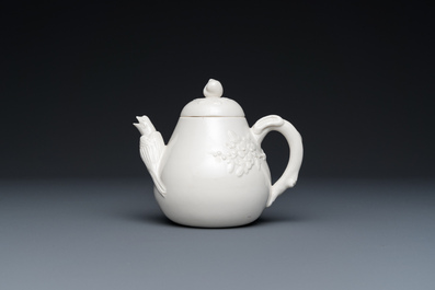 Een Chinese Dehua blanc de Chine theepot, gesigneerd Yi Gong, 18/19e eeuw