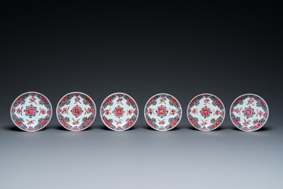 Douze tasses et soucoupes en porcelaine de Chine en bleu, blanc et famille rose, Kangxi/Yongzheng
