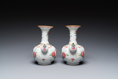 Een paar Chinese famille rose kendi met hanen, Qianlong