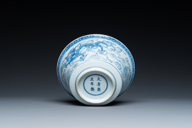Een Chinese blauw-witte 'draken' kom, Yongzheng merk, 19/20e eeuw