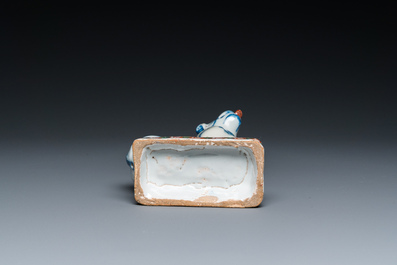 Un chien assis sur son base en fa&iuml;ence polychrome de Delft, 18&egrave;me