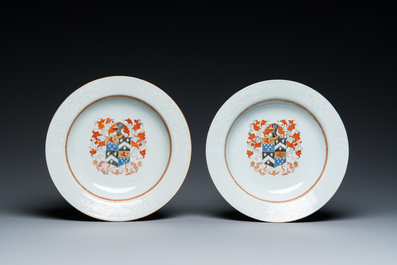Een paar Chinese wapenborden met bianco-sopra-bianco randen, Qianlong