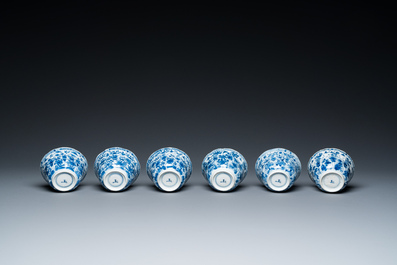 Douze tasses et soucoupes en porcelaine de Chine en bleu, blanc et famille rose, Kangxi/Yongzheng