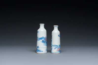 Twee Chinese blauw-witte en koperrode snuifflessen, 19e eeuw