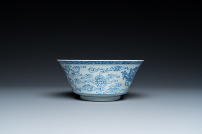 Een Chinese blauw-witte 'draken' kom, Yongzheng merk, 19/20e eeuw