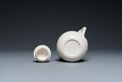 Een Chinese Dehua blanc de Chine theepot, gesigneerd Yi Gong, 18/19e eeuw