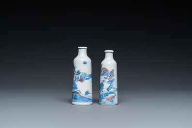 Twee Chinese blauw-witte en koperrode snuifflessen, 19e eeuw