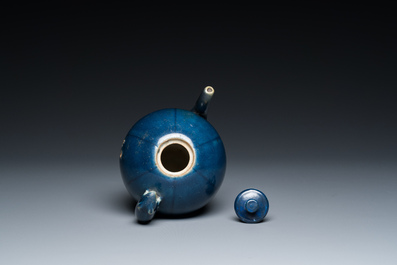 Een Chinese monochrome blauwe theepot met een rat als handvat, Transitie periode