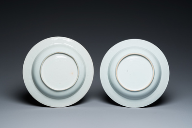 Een paar Chinese wapenborden met bianco-sopra-bianco randen, Qianlong