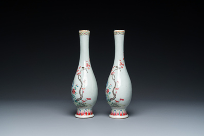 Een paar Chinese flesvormige famille rose vazen, Jiaqing