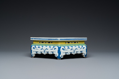 Een zeldzame Chinese hexagonale famille rose sokkel met decor van antiquiteiten, Yongzheng