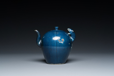Een Chinese monochrome blauwe theepot met een rat als handvat, Transitie periode