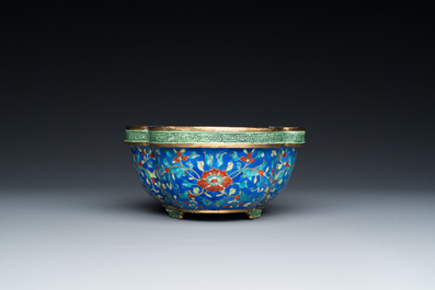 Jardini&egrave;re en &eacute;maux de Canton &agrave; fond bleu, Chine, Qianlong
