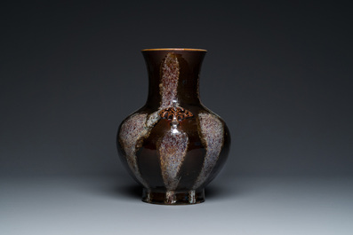 Vase de forme 'hu' en porcelaine de Chine &agrave; &eacute;mail brun-flamb&eacute;, marque de Kangxi, 19&egrave;me