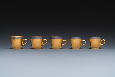 Onze soucoupes et dix tasses en porcelaine de Chine monogramm&eacute;es 'PM' sur fond dor&eacute;, Yongzheng/Qianlong