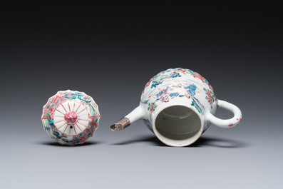 Een Chinese famille rose theepot met vissers, Yongzheng