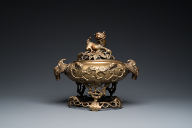 Een grote opengewerkte Chinese bronzen gedekselde wierookbrander op sokkel, 19e eeuw