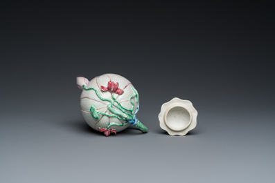 Een Chinese famille rose 'lotus' theepot met deksel, Yongzheng