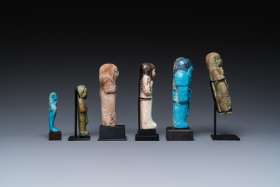 Six oushebtis en fritte &eacute;maill&eacute;e verte et turquoise, Egypte, Basse &eacute;poque