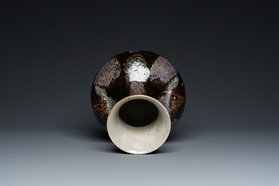 Vase de forme 'hu' en porcelaine de Chine &agrave; &eacute;mail brun-flamb&eacute;, marque de Kangxi, 19&egrave;me
