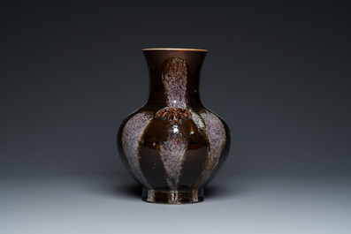 Vase de forme 'hu' en porcelaine de Chine &agrave; &eacute;mail brun-flamb&eacute;, marque de Kangxi, 19&egrave;me
