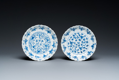 Twee Chinese blauw-witte borden, Kangxi merk en periode