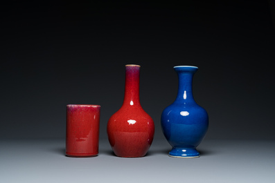 Deux vases et un pot &agrave; pinceaux en porcelaine de Chine en sang de boeuf et bleu poudr&eacute; monochrome, 18/19&egrave;me