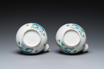 Een paar Chinese famille rose kendi met hanen, Qianlong