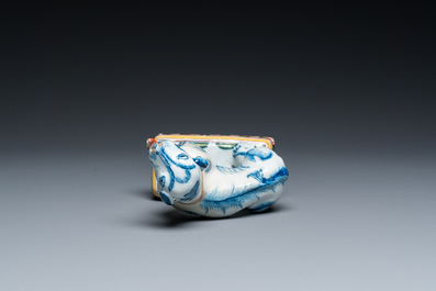 Un chien assis sur son base en fa&iuml;ence polychrome de Delft, 18&egrave;me