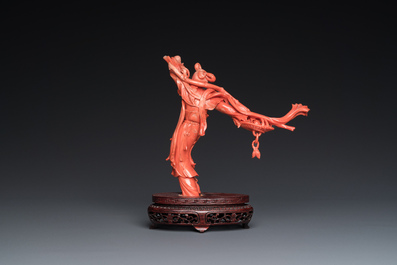 Een Chinese bloedkoralen figuur van de onsterfelijke Lan Caihe, 19/20e eeuw