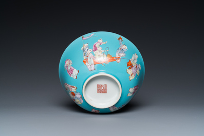 Bol en porcelaine de Chine famille rose &agrave; d&eacute;cor de gar&ccedil;ons sur fond turquoise, marque de Qianlong, 20&egrave;me