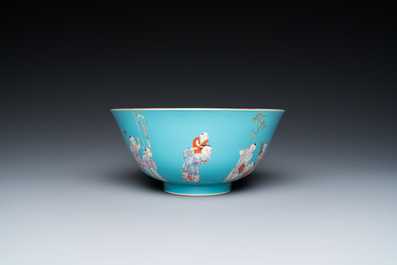 Bol en porcelaine de Chine famille rose &agrave; d&eacute;cor de gar&ccedil;ons sur fond turquoise, marque de Qianlong, 20&egrave;me