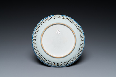 Assiette au bord ajour&eacute; en porcelaine de Chine famille rose &agrave; d&eacute;cor 'san niang jiao zi', Qianlong
