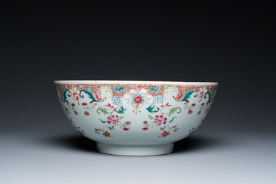 Een Chinese famille rose punchkom met floraal decor, Qianlong