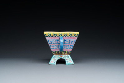 Een Chinese archa&iuml;sche famille rose wierookbrander, Daoguang merk en periode