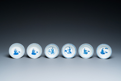 Zes Chinese blauw-witte koppen en schotels met dames met hondjes, Kangxi
