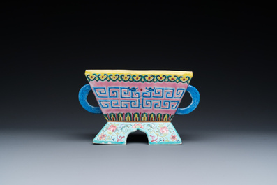 Een Chinese archa&iuml;sche famille rose wierookbrander, Daoguang merk en periode