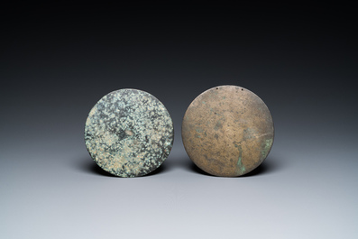 Twee Chinese bronzen spiegels, Tang of later