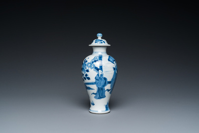 Een Chinese blauw-witte dekselvaas, Yu merk, Kangxi