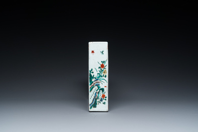 Een Chinese famille verte tegel met verhalend decor, 19e eeuw