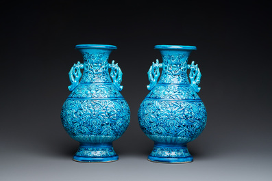Een paar Chinese turquoise-geglazuurde 'lotus' vazen, 19e eeuw