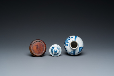 Een Chinese blauw-witte dekselvaas, Yu merk, Kangxi