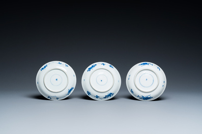 Zes Chinese blauw-witte koppen en schotels met dames met hondjes, Kangxi